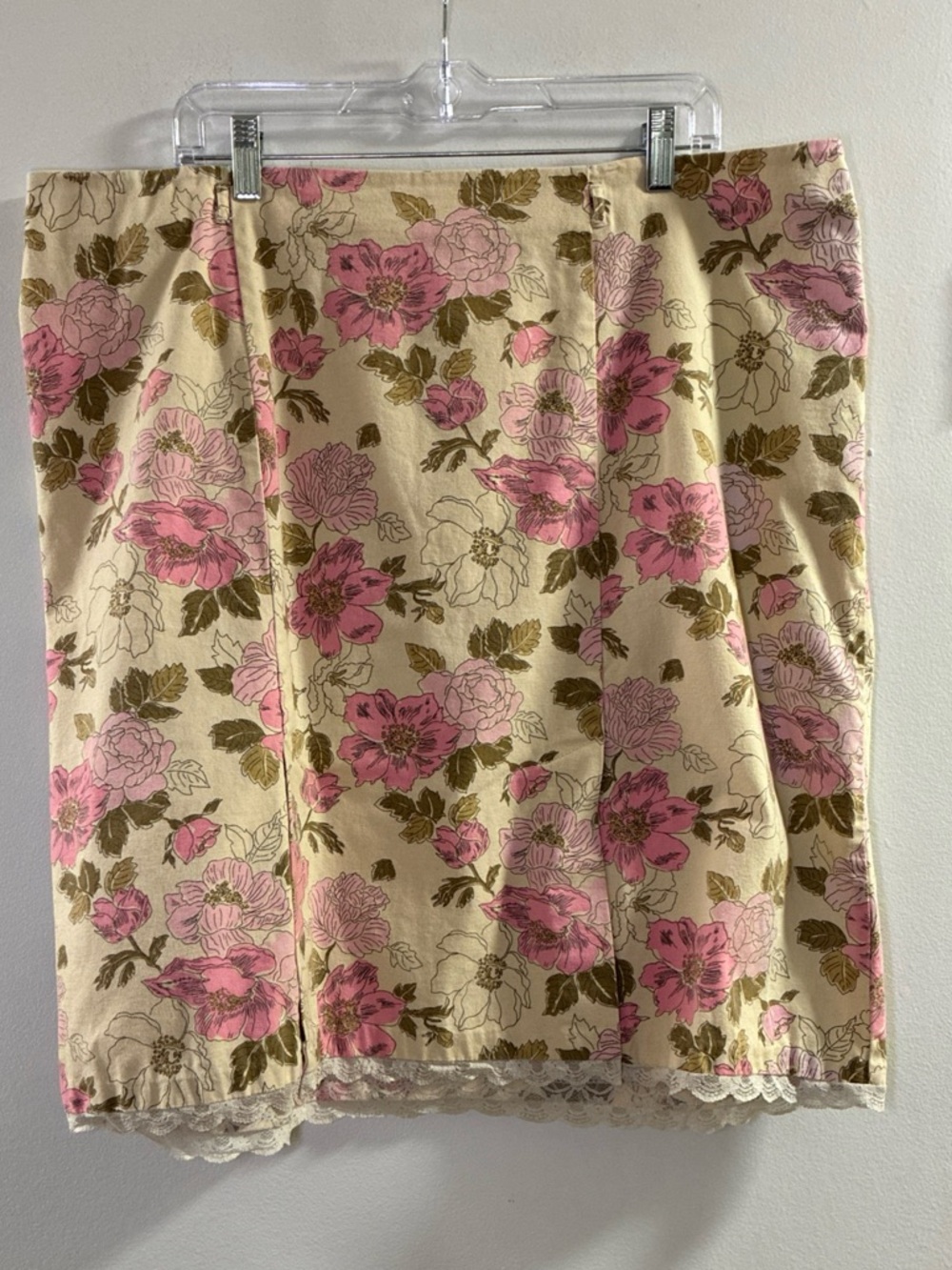 Vtg Venezia Pink Floral Pencil Skirt with‎ Lace Trim